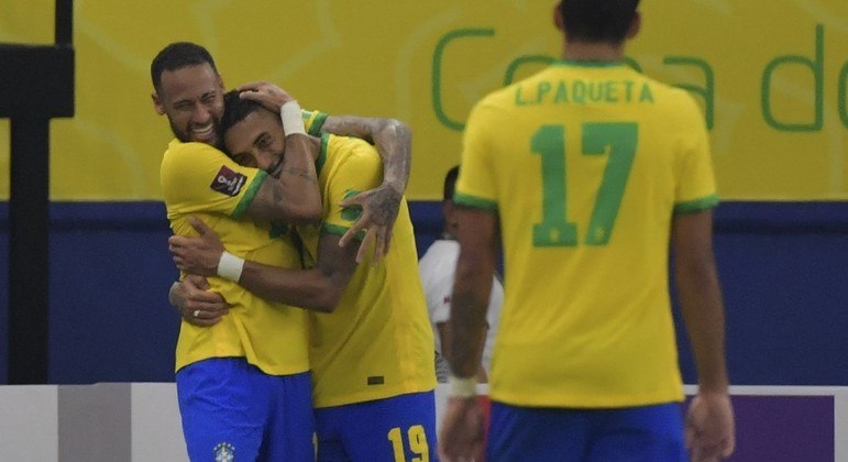 Neymar e Raphinha formaram uma dupla empolgante. Destruíram os fracos uruguaios