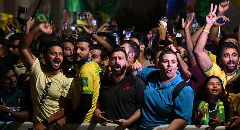 Torcedores de origem asiática se misturam aos torcedores do Brasil no Catar
