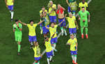Os jogadores da seleção brasileira comemoraram no gramado a classificação para as oitavas de final