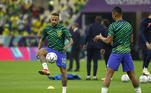Seleção brasileira faz aquecimento no gramado do estádio