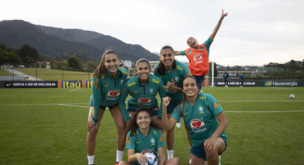 Kathellen, Angelina, Gabi Nunes, Andressa Alves, Antonia e Monica durante treino da seleção
