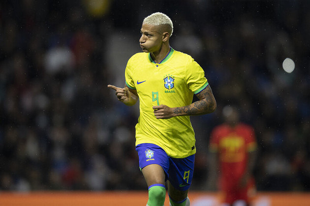 AtaqueRicharlisonNascimento: 10/5/1997Posição: atacanteTime: Tottenham (Inglaterra)Peso: 71 kgAltura: 1,84 mO Pombo, como é conhecido, nasceu em Nova Venécia, no Espírito Santo, mas começou sua carreira profissional no América-MG. Ele se destacou e foi negociado com o Fluminense antes de desembarcar na Inglaterra, onde já está no terceiro time. Após bons anos no Watford e Everton, Richarlison agora é uma das estrelas do Tottenham