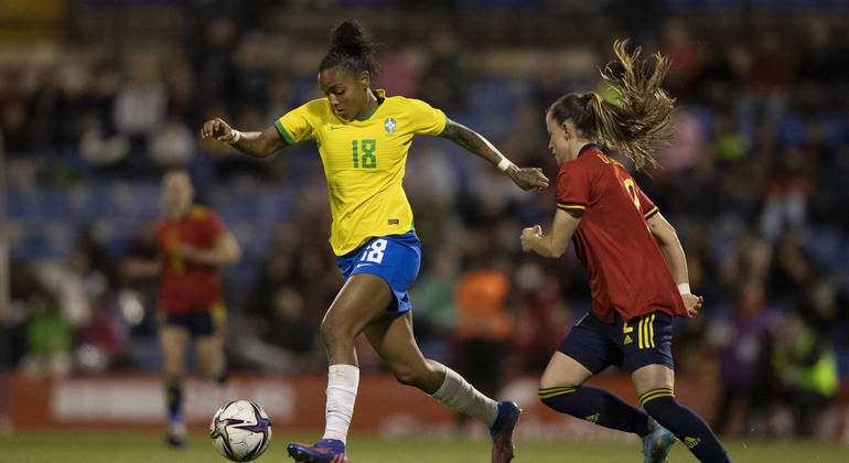 Geyse, ainda no primeiro tempo, fez o gol de empate do Brasil contra a Espanha
