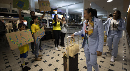 Torcedores receberam equipe no aeroporto, na Austrália