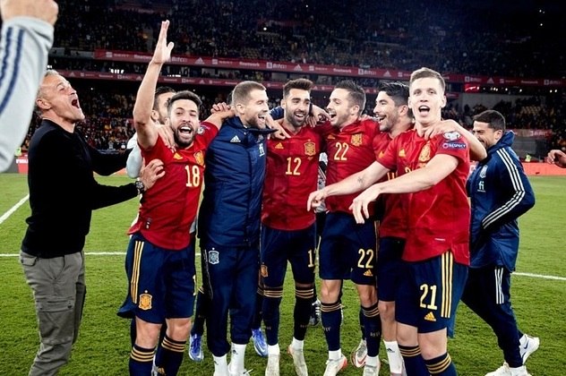 Espanha (Grupo E) - A seleção campeã em 2010 foi outra que assegurou vaga antecipadamente
