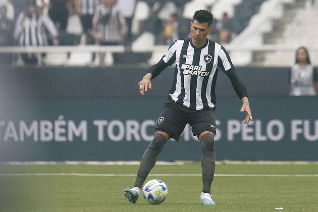 Zagueiro: Victor Cuesta (Botafogo)Após um início de ano irregular, o defensor argentino mostrou ser sinônimo de segurança e um dos líderes da equipe que bateu recorde de pontos no primeiro turno do campeonato