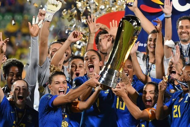Pelé costumava mostrar apoio ao futebol feminino. Na conquista da oitava Copa América em 2022, ele publicou: 