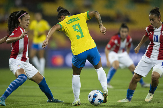 A artilheira Debinha parece não sentir a pressão de ser a camisa 9. Nessa Copa América, a atleta chegou aos 50 gols com a canarinho e promete buscar sempre mais. Aos 30 anos, a jogadora coleciona passagens na Noruega e no futebol chinês. Atualmente, jogando pelo&nbsp;&nbsp;North Carolina Courage, Debinha disputa a Liga de Futebol Feminino dos Estados Unidos
