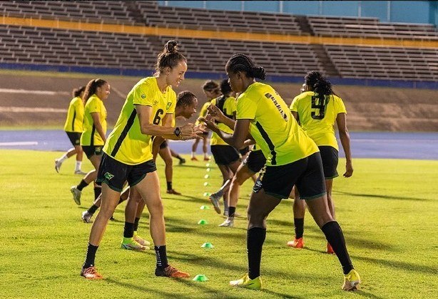 Porém, uma coisa não mudou: as jamaicanas ainda não tem apoio integral da Federação Jamaicana de Futebol. Há um mês da Copa, as jogadoras desabafaram nas redes sociais que, mesmo após diversas conversas, a entidade não ofereceu um 