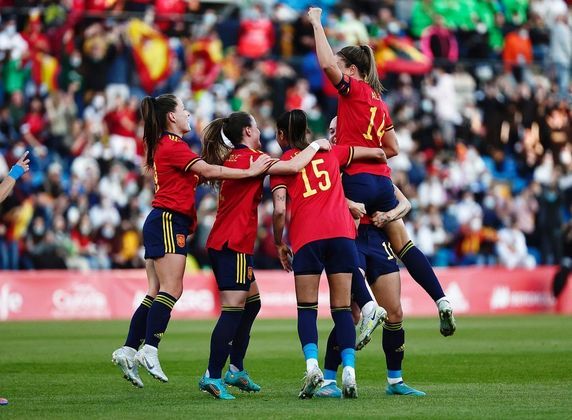 A Espanha não figura pripriamente entre as favoritas, mas o fato de ter a melhor jogadora da atualidade em seu elenco, Alexia Putellas, é um fator que chama a atenção e aumenta as possibilidades da equipe