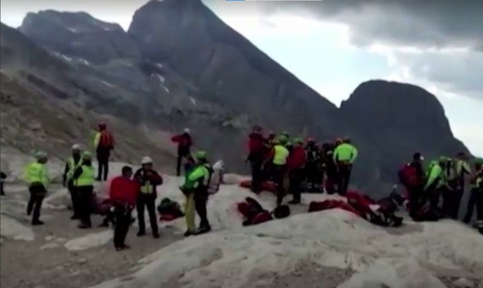 O governo italiano culpou as mudanças climáticas e as temperaturas recordistas pela avalanche violenta
