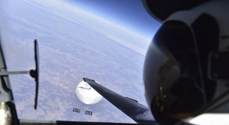 Pentágono divulgou foto que piloto de avião tirou com o balão chinês ao fundo
