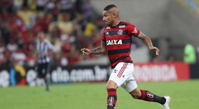 Sem acordo financeiro, Guerrero se aproximou de dar adeus ao Flamengo. O vínculo do atacante com o Rubro-Negro é válido até o dia 10 de agosto e, até agora, as partes não chegaram a um consenso. O camisa 9 ofereceu ao clube os seus termos para a renovação do vínculo, os quais não agradaram a direção.