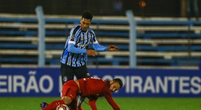 Sem encantar no Grêmio, o atacante Hernane Brocador está de malas prontas para ir embora do Rio Grande do Sul. Nesta sexta-feira, o Sport conseguiu a liberação do jogador e ag