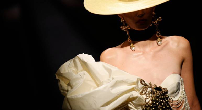 O desfile da grife italiana Schiaparelli abriu a semana de alta-costura de Paris, na França