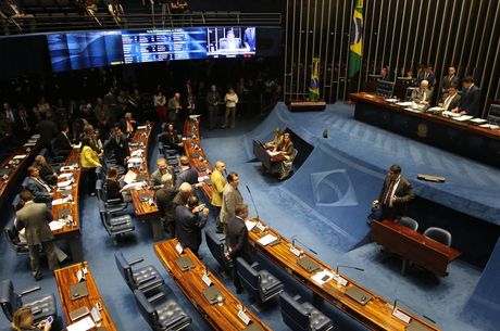 Senado aprova MP que estende gratificações a servidores na AGU 