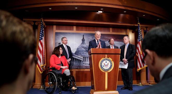 Líderes do Senado anunciam projeto de lei que limita poder de Trump