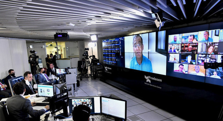 Senadores em votação virtual