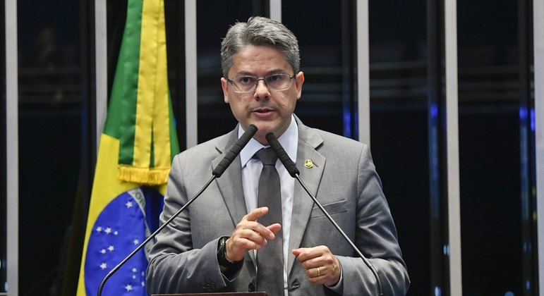 Senador Alessandro Vieira em sessão no Congresso