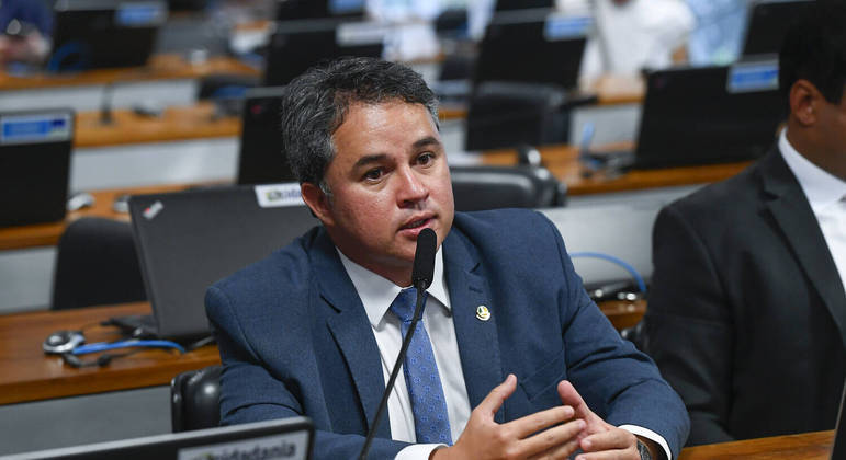 Senador Efraim Filho (União-PB) em pronunciamento durante reunião da  CCJ