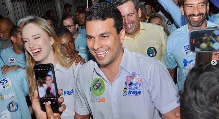 Senador Irajá (PSD-TO) acompanhado da esposa, Milena Sens, durante campanha eleitoral