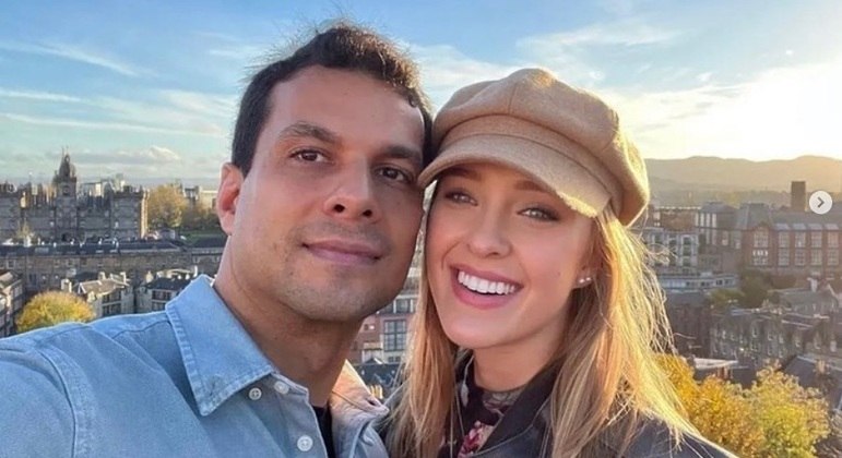 Senador Irajá (PSD-TO) acompanhado da esposa, Milena Sens, durante uma viagem