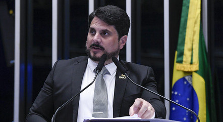 Segundo a PF, Do Val parecia tentar indispor autoridades