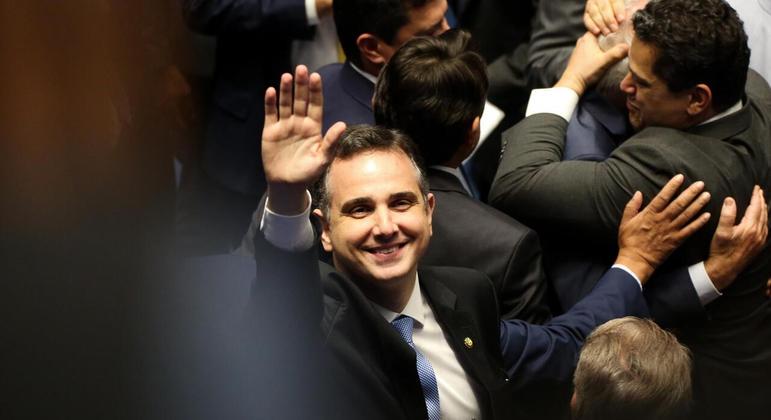 Senador Rodrigo Pacheco (PSD) comemora vitória no plenário do Senado