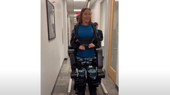 Senadora tetraplégica consegue caminhar usando 'vestimenta inteligente';  veja vídeo - Notícias - R7 Brasília