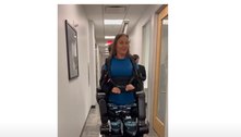 Senadora tetraplégica consegue caminhar usando 'vestimenta inteligente'; veja vídeo
