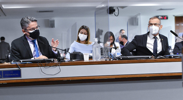Os senadores Alessandro Vieira (esq.) e Fabiano Contarato acusam Augusto Aras de prevaricação