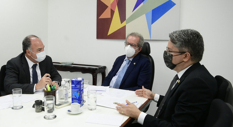 O líder do governo, Fernando Bezerra, com os senadores José Aníbal e Alessandro Vieira