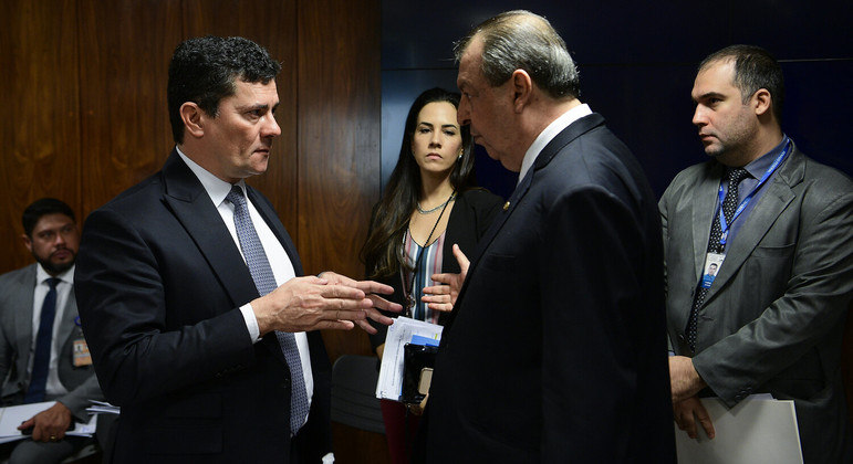 Na Comissão de Segurança Pública, senadores Sergio Moro e Omar Aziz discutem o projeto