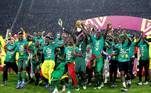  A seleção de Senegal foi campeã pela primeira vez da Copa das Nações Africanas, batendo o Egito na grande final. A partida foi bastante emocionante, e teve, até mesmo, um pênalti perdido por Mané, camisa 10 do time senegalês, logo no início da partida. Sadio Mané, após perder a chance de marcar no tempo normal, converteu o pênalti do título para Senegal