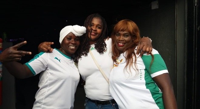 Trio de senegalesas assistem a partida em clube africano no centro de SP