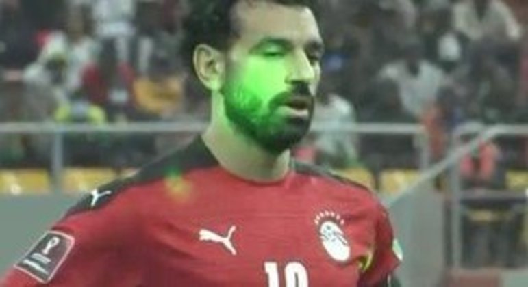 Vergonhoso. Feixe de laser no rosto de Salah, antes da cobrança de pênalti. Deslealdade