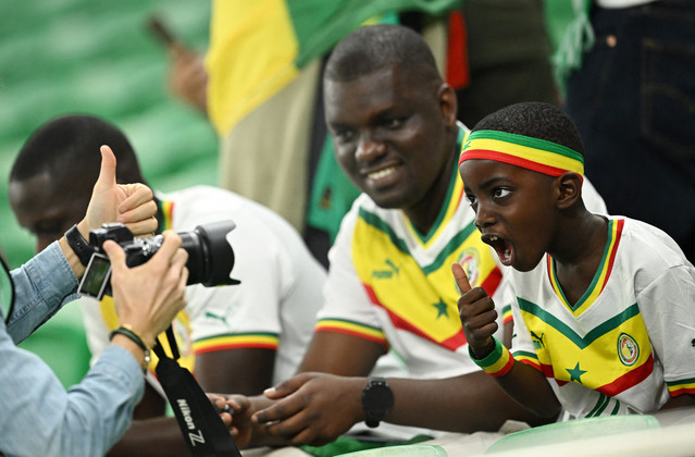 A foto da foto do pequeno torcedor do Senegal dentro do estádio