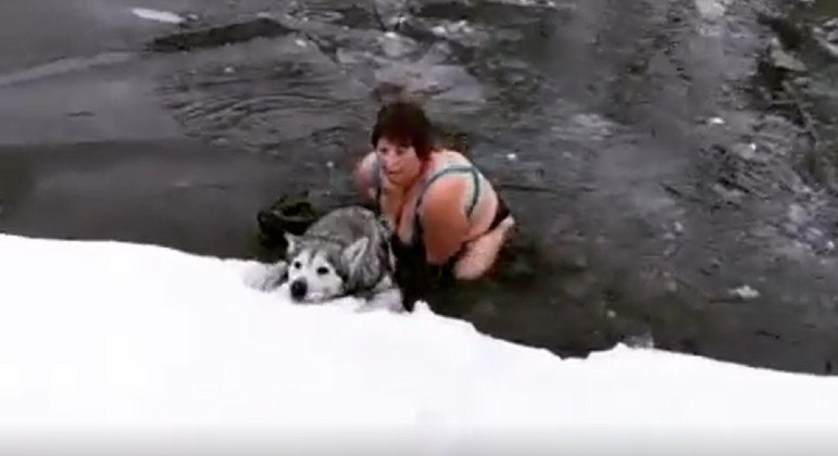 Senhora de 65 anos mergulhou em rio congelado na Rússia para salvar cachorro