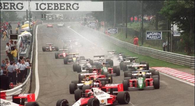 Senna e Prost protagonizaram uma nova polêmica em Suzuka em 1990. Em um dos momentos mais controversos de sua carreira, Senna forçou um acidente envolvendo a Ferrari do arquirrival Alain Prost,  logo na primeira curva e acabou com as chances de título do francês.