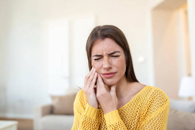 A sensibilidade dentária pode ter outras causas. Kenia pontua a má posição dos dentes, apertamento dos dentes, doenças, como a periodontite, que causam problemas gengivais severos, levando à perda óssea e, consequentemente, à retração gengival, e o uso de cremes dentais com abrasivos,
como o tão polêmico carvão ativado