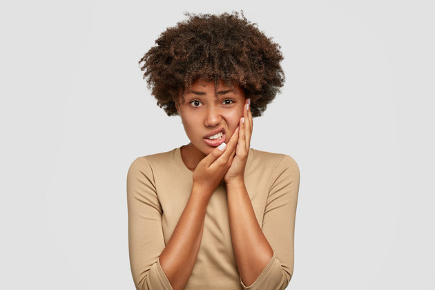 As especialistas explicam que uma das causas da sensibilidade está na alimentação. Alimentos ácidos, como refrigerantes, bebidas alcoólicas, frutas cítricas, como limão, laranja e tangerina, dissolvem a camada de proteção do dente, o esmalte, deixando a camada seguinte, a dentina, exposta. A dentina é a camada anterior à polpa do dente. O mesmo ocorre entre pessoas com problemas estomacais, como refluxo gástrico, dado que o ácido estomacal também diminui o pH da boca e leva à corrosão dentária