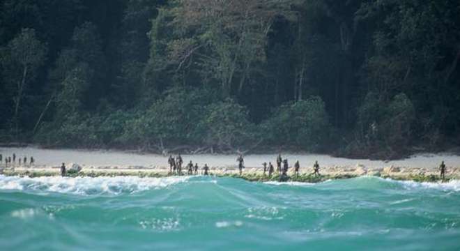 Sentineleses vivem isolados em ilha protegida por lei na Índia