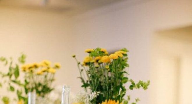 Separe garrafas de vidro para compor a decoração da festa tema girassol
