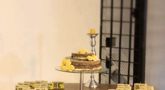 Separe uma mesa de madeira redonda para compor a decoração do salão de festas