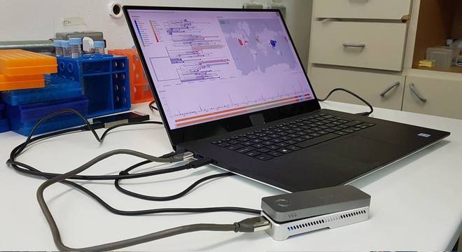 Sequenciador portátil utilizado pelas pesquisadoras brasileiras na USP