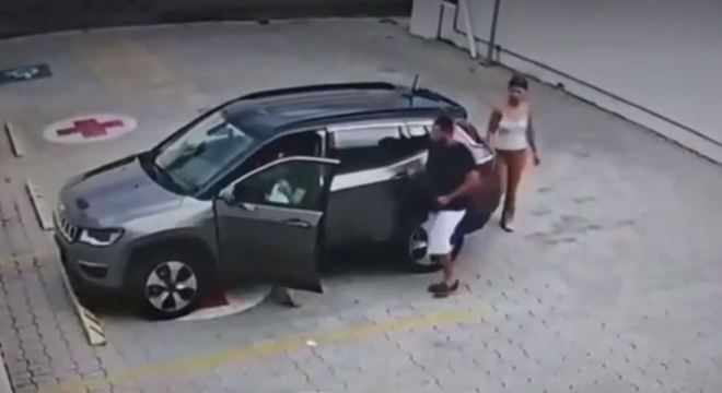 Casal sequestra mulher e criança em estacionamento de farmácia em SP