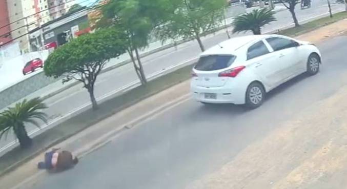 Mulher saltou do carro após ser levada de seu trabalho como refém, após assalto em Fortaleza