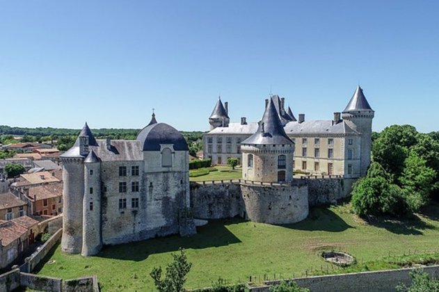 Será que o ganhador quer morar num castelo na França? Este da foto fica em Nerac (perto de Bordeaux) e está à venda por R$ 18 milhões. Daria para comprar dez deles.