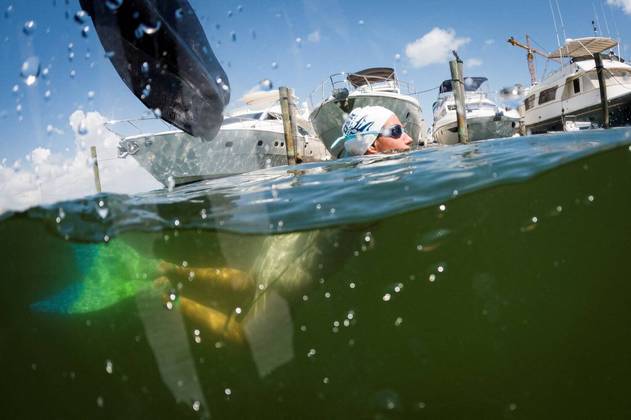 Para conscientizar sobre o impacto da poluição plástica no mar e as mudanças climáticas, uma nadadora profissional se vestiu de sereia e recolheu lixo na costa de Miami Beach, cidade da Flórida, nos Estados Unidos