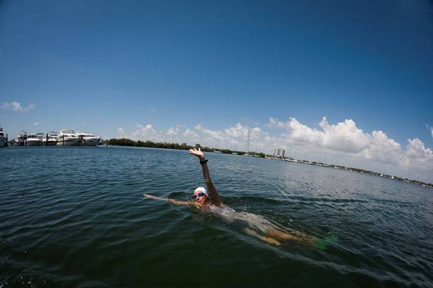 Merle Liivand fez um longo percurso de cerca de 48 km ao redor da Baía de Biscayne, no sábado (15)